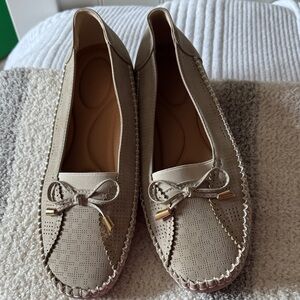 Chic Beige Loafers with Bow Detail